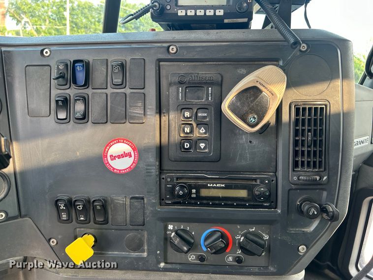 image for item EG0559 2015 Mack Granite GU533 roll-off container truck