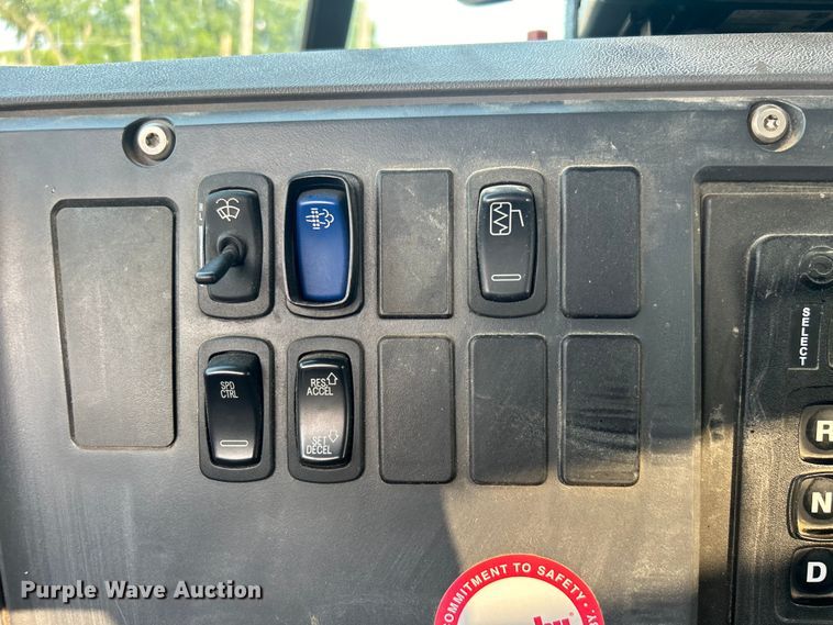 image for item EG0559 2015 Mack Granite GU533 roll-off container truck