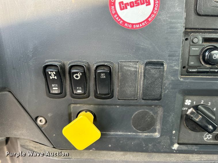 image for item EG0559 2015 Mack Granite GU533 roll-off container truck