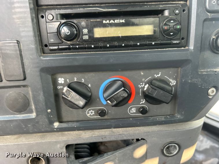 image for item EG0559 2015 Mack Granite GU533 roll-off container truck