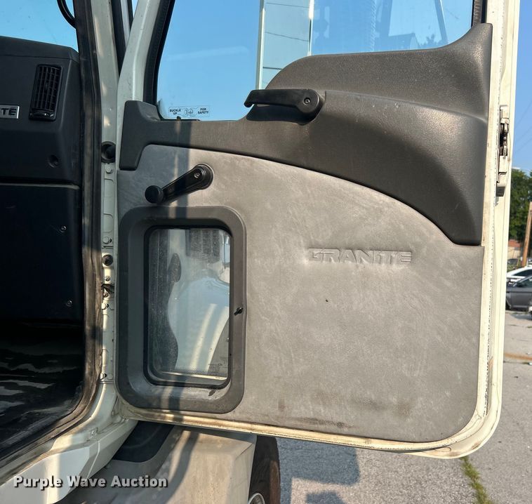 image for item EG0559 2015 Mack Granite GU533 roll-off container truck