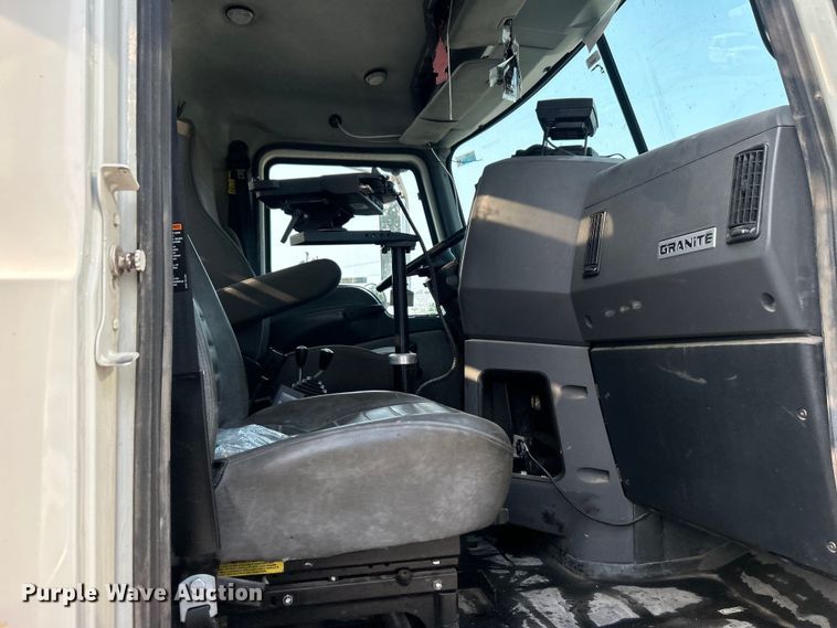 image for item EG0559 2015 Mack Granite GU533 roll-off container truck