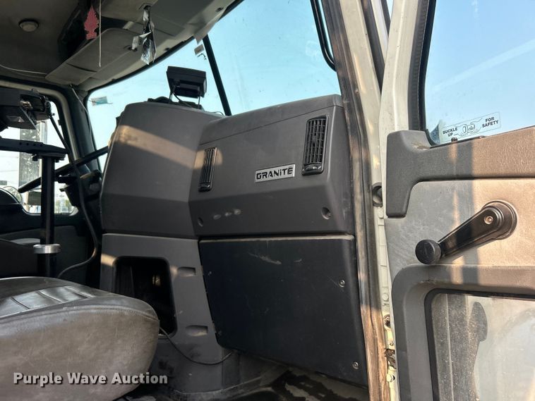 image for item EG0559 2015 Mack Granite GU533 roll-off container truck