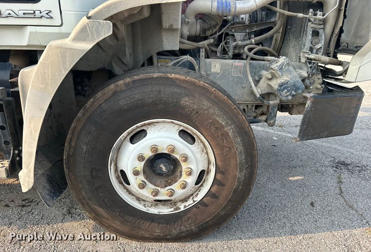 image for item EG0559 2015 Mack Granite GU533 roll-off container truck