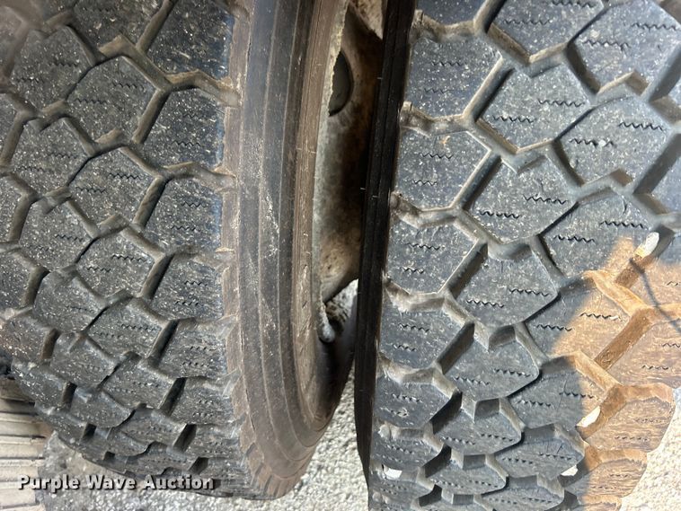 image for item EG0559 2015 Mack Granite GU533 roll-off container truck