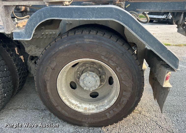 image for item EG0559 2015 Mack Granite GU533 roll-off container truck