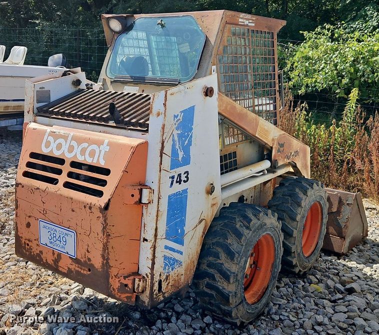 image for item EI8186 1987 Bobcat 743 skid steer loader