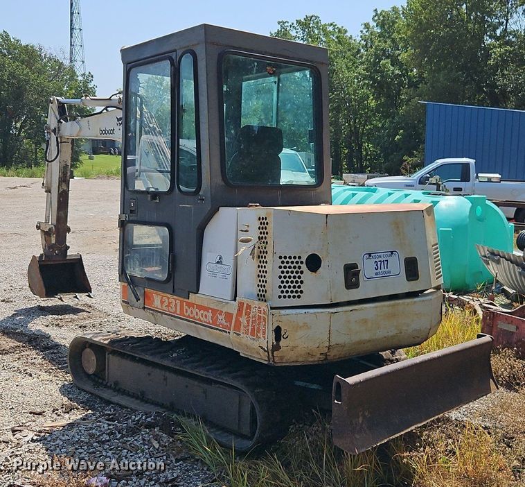 image for item EI8192 1993 Bobcat X231 mini excavator