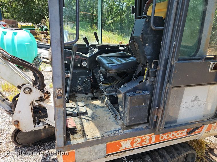 image for item EI8192 1993 Bobcat X231 mini excavator