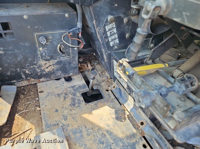 image for item EI8192 1993 Bobcat X231 mini excavator