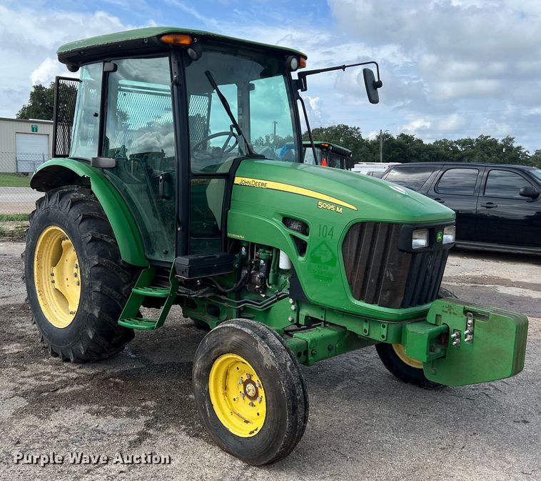 image for item EJ2841 2010 John Deere  5095M tractor