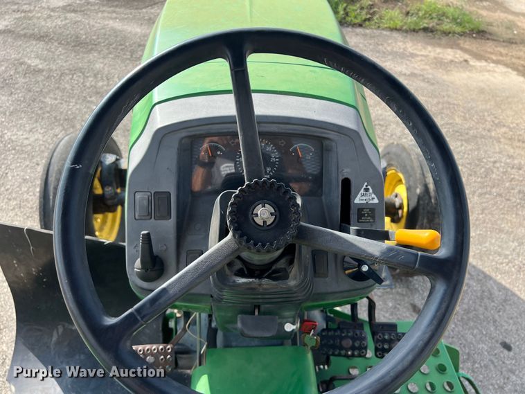 image for item EJ2850 2007 John Deere  5525 tractor