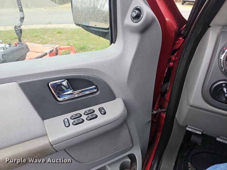 image for item EJ6231 2005 Ford  Expedition XLT SUV