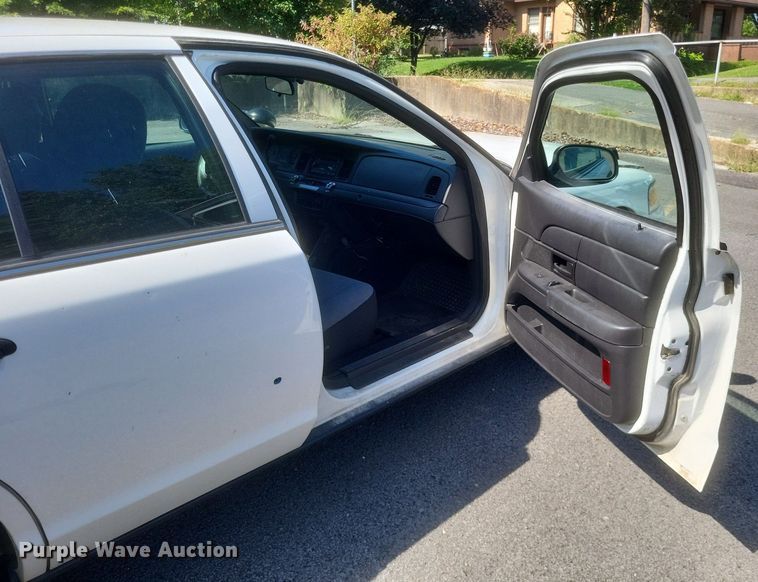 image for item EJ8013 2011 Ford  Crown Victoria Police Interceptor 