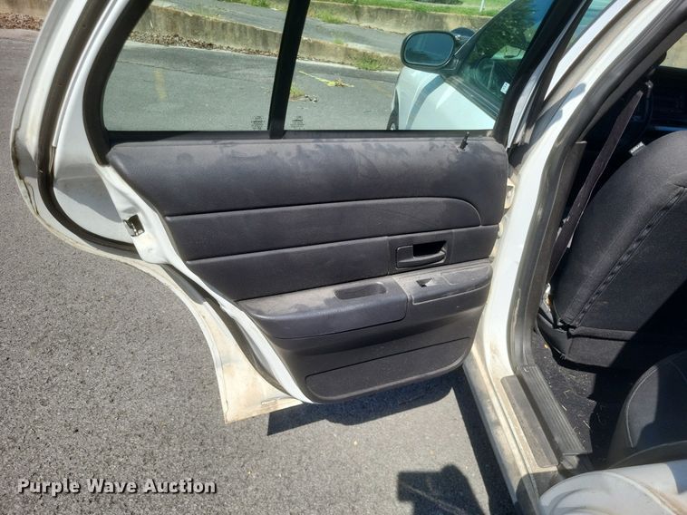 image for item EJ8013 2011 Ford  Crown Victoria Police Interceptor 