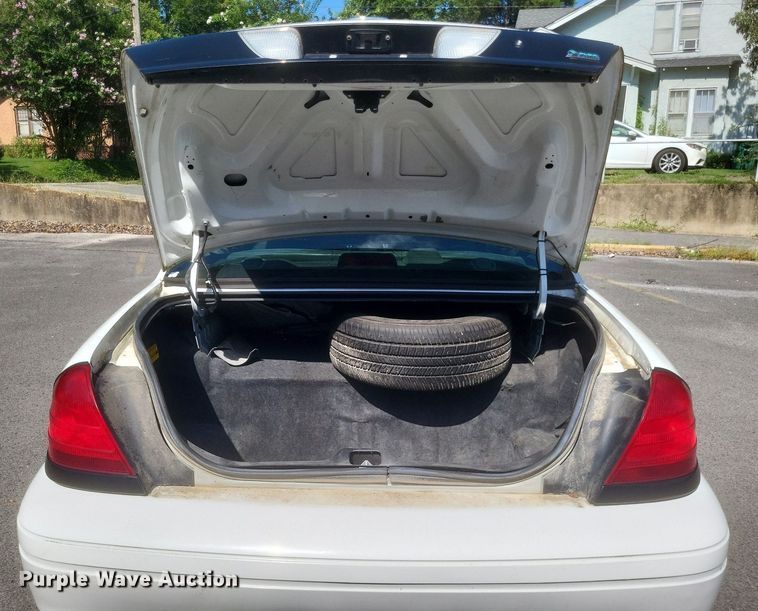 image for item EJ8013 2011 Ford  Crown Victoria Police Interceptor 