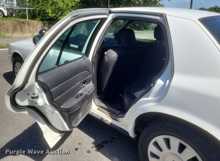 image for item EJ8016 2010 Ford Crown Victoria Police Interceptor 