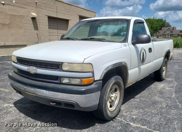 image for item EJ8020 2001 Chevrolet  1500 pickup truck