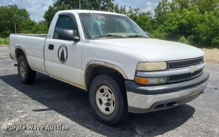 image for item EJ8020 2001 Chevrolet  1500 pickup truck