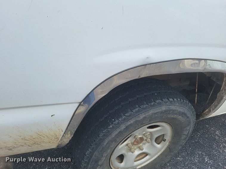 image for item EJ8020 2001 Chevrolet  1500 pickup truck