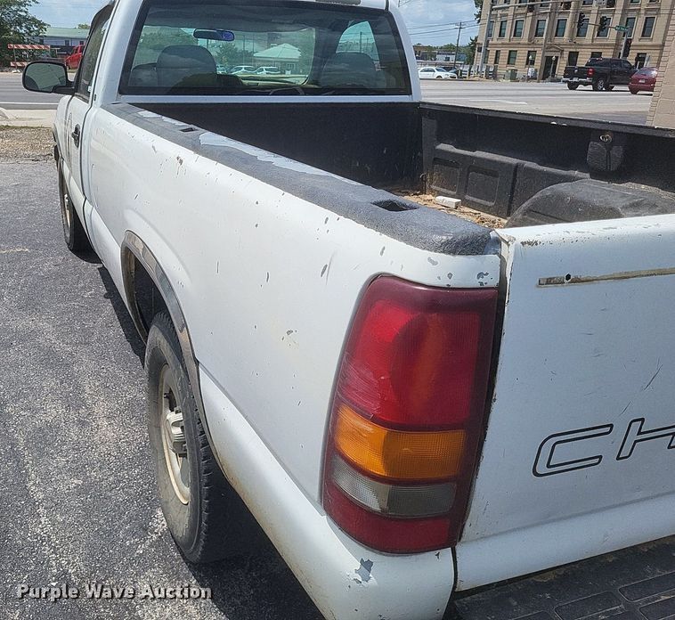image for item EJ8020 2001 Chevrolet  1500 pickup truck