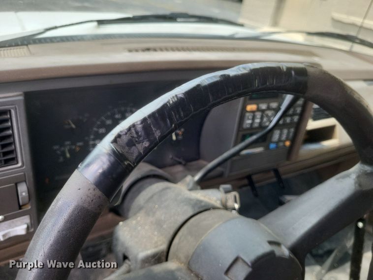 image for item EJ8021 1994 Chevrolet  C1500 pickup truck