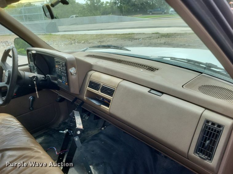 image for item EJ8021 1994 Chevrolet  C1500 pickup truck