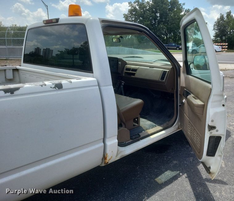 image for item EJ8021 1994 Chevrolet  C1500 pickup truck