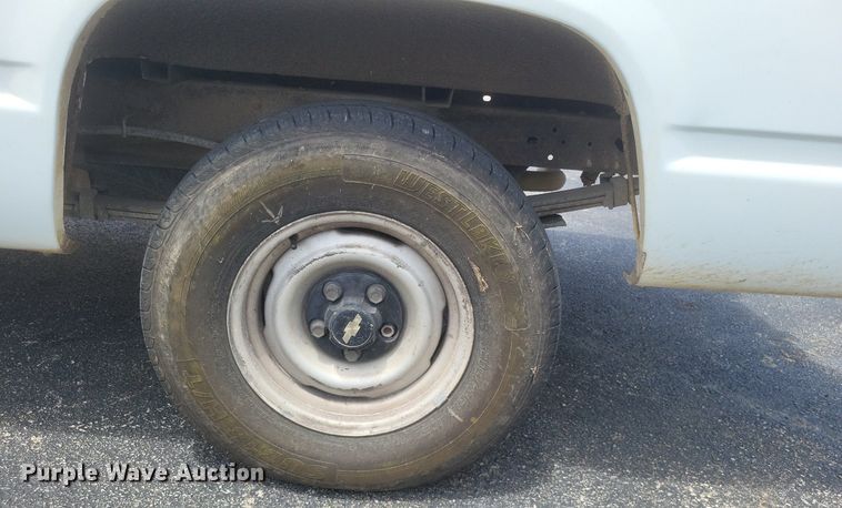 image for item EJ8021 1994 Chevrolet  C1500 pickup truck