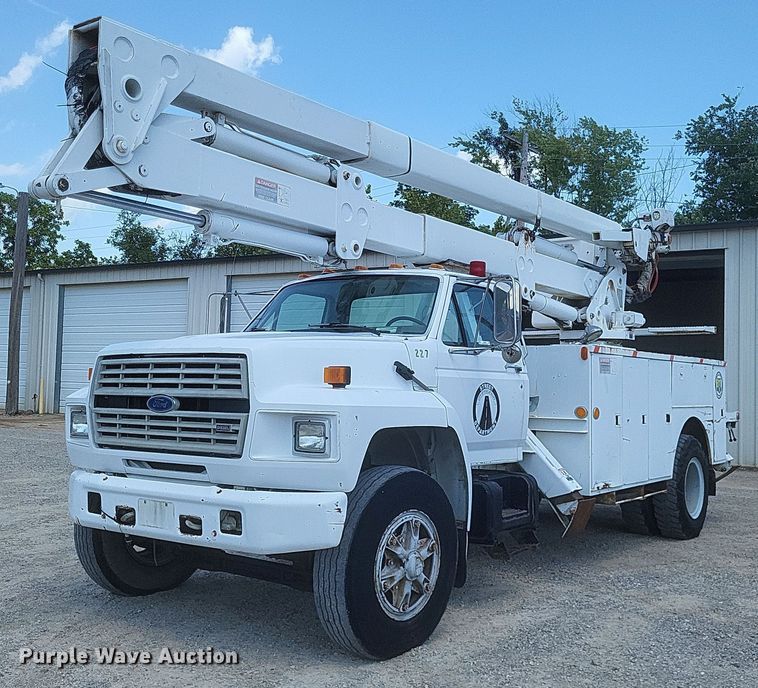 image for item EJ8023 1990 Ford  bucket truck