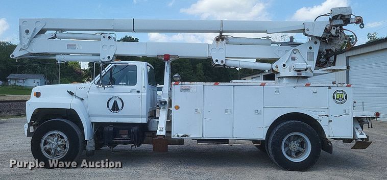 image for item EJ8023 1990 Ford  bucket truck