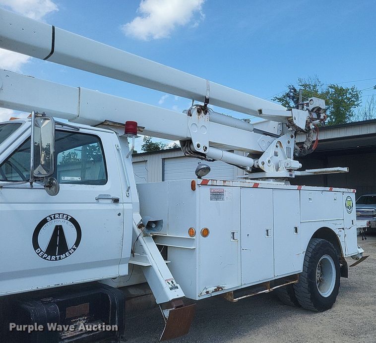 image for item EJ8023 1990 Ford  bucket truck