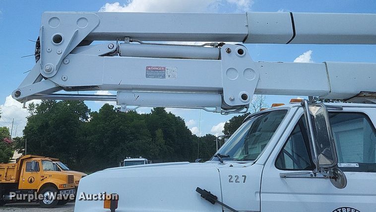 image for item EJ8023 1990 Ford  bucket truck