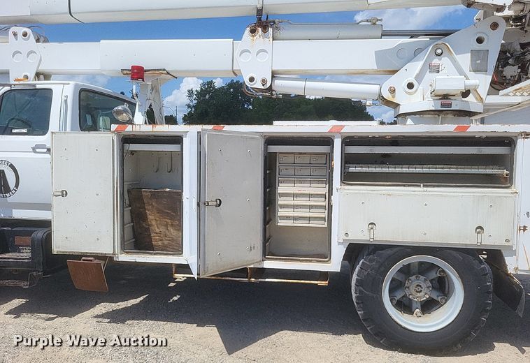 image for item EJ8023 1990 Ford  bucket truck