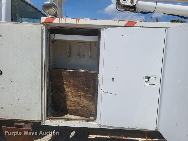 image for item EJ8023 1990 Ford  bucket truck