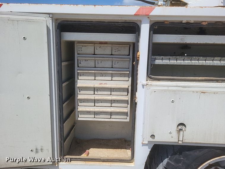 image for item EJ8023 1990 Ford  bucket truck