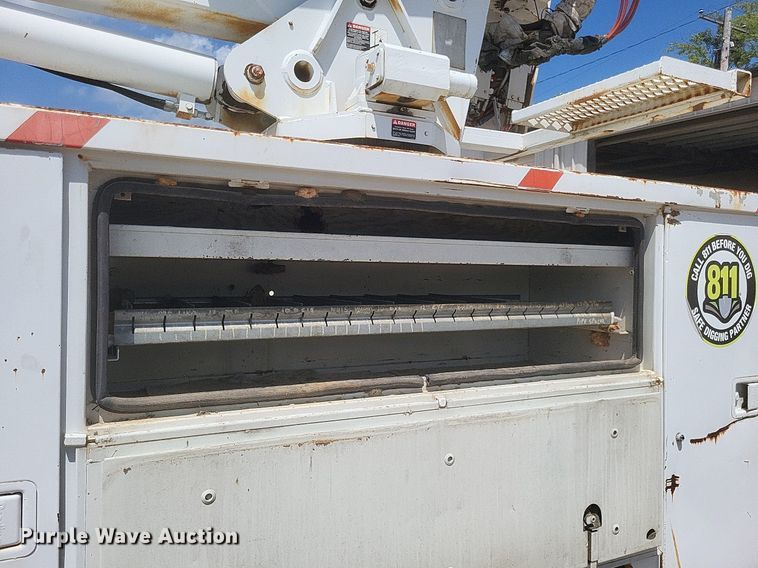 image for item EJ8023 1990 Ford  bucket truck