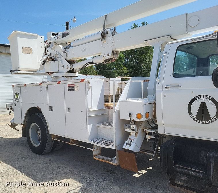 image for item EJ8023 1990 Ford  bucket truck