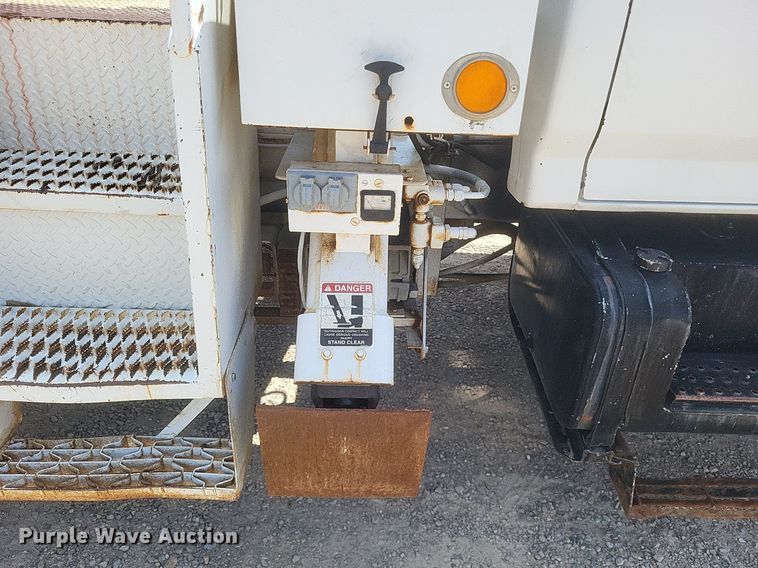 image for item EJ8023 1990 Ford  bucket truck