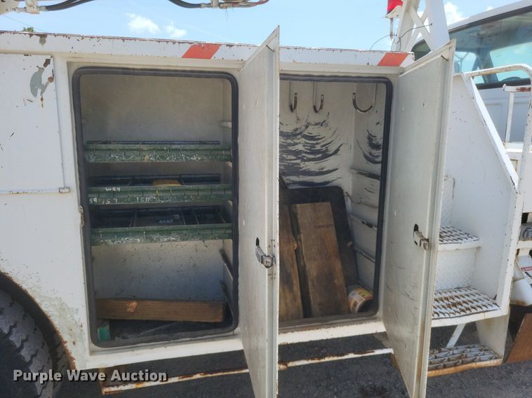 image for item EJ8023 1990 Ford  bucket truck