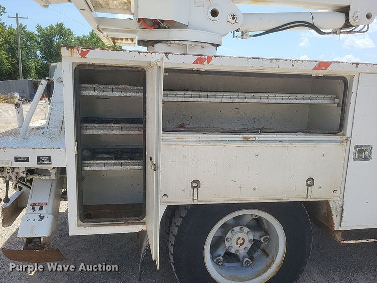 image for item EJ8023 1990 Ford  bucket truck