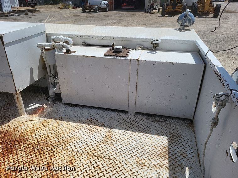 image for item EJ8023 1990 Ford  bucket truck