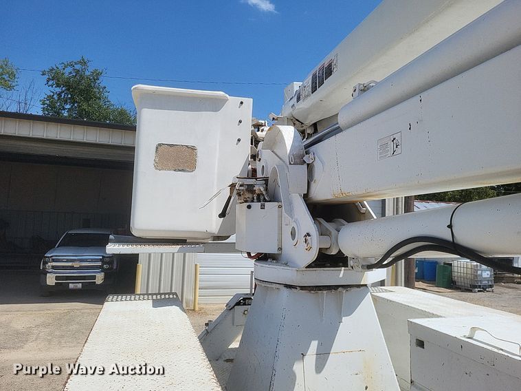 image for item EJ8023 1990 Ford  bucket truck