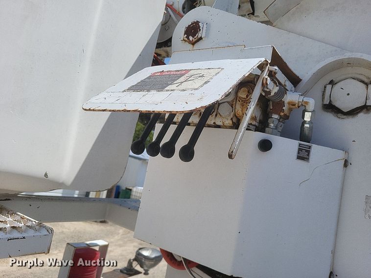 image for item EJ8023 1990 Ford  bucket truck