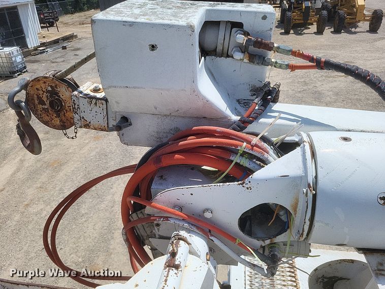 image for item EJ8023 1990 Ford  bucket truck