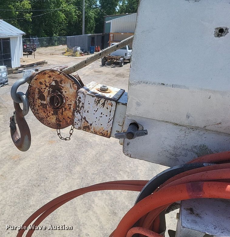 image for item EJ8023 1990 Ford  bucket truck