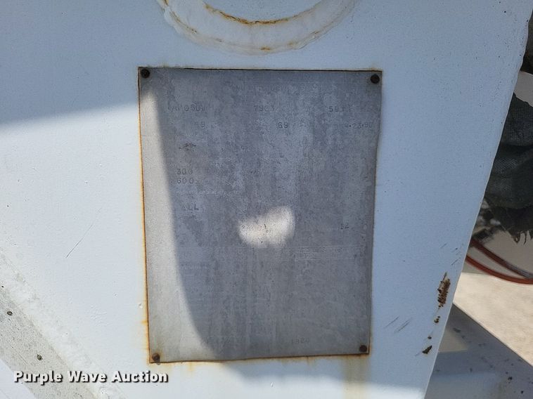 image for item EJ8023 1990 Ford  bucket truck