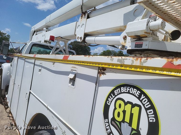 image for item EJ8023 1990 Ford  bucket truck