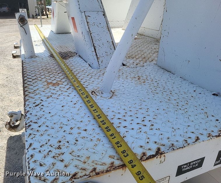 image for item EJ8023 1990 Ford  bucket truck