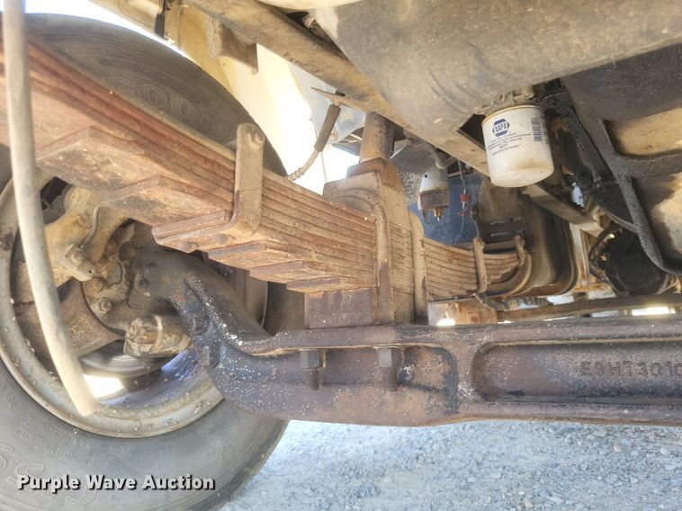 image for item EJ8023 1990 Ford  bucket truck